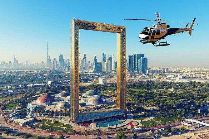 Dubai Çerçevesi üzerinde helikopter
