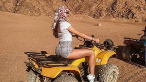Pige kører quadbike