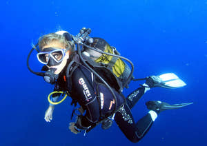 Pige dykker med scuba