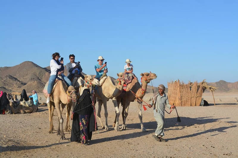 Hurghada 4x4 Jeep Wüstensafari mit Beduinendorf, BBQ & Show