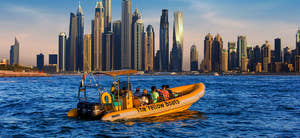 Folk på Yellow Boats Corniche i Abu Dhabi