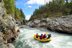 Folk på rafting i Koprulu-kløften