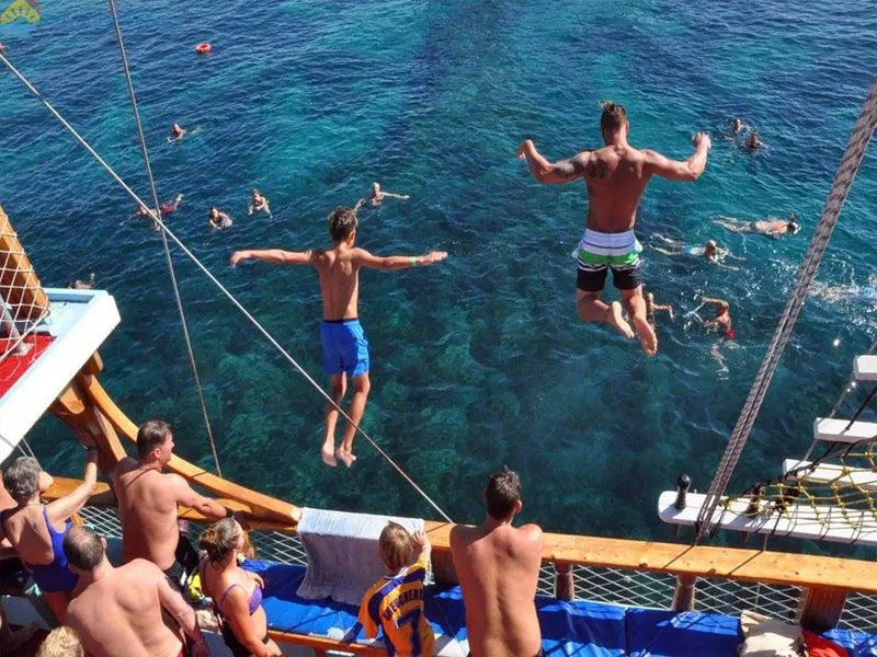 Экскурсия на пиратской лодке в Фетхие по заливам вокруг Олюдениза — Tripventura