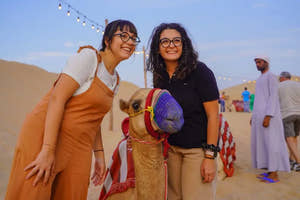 Nyder en kameltur under ørkensafari i Dubai
