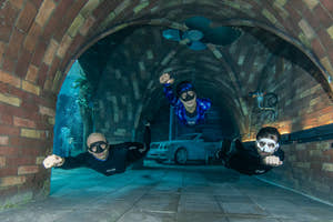 Folk udforsker undervandsbyen i Deep Dive Dubai