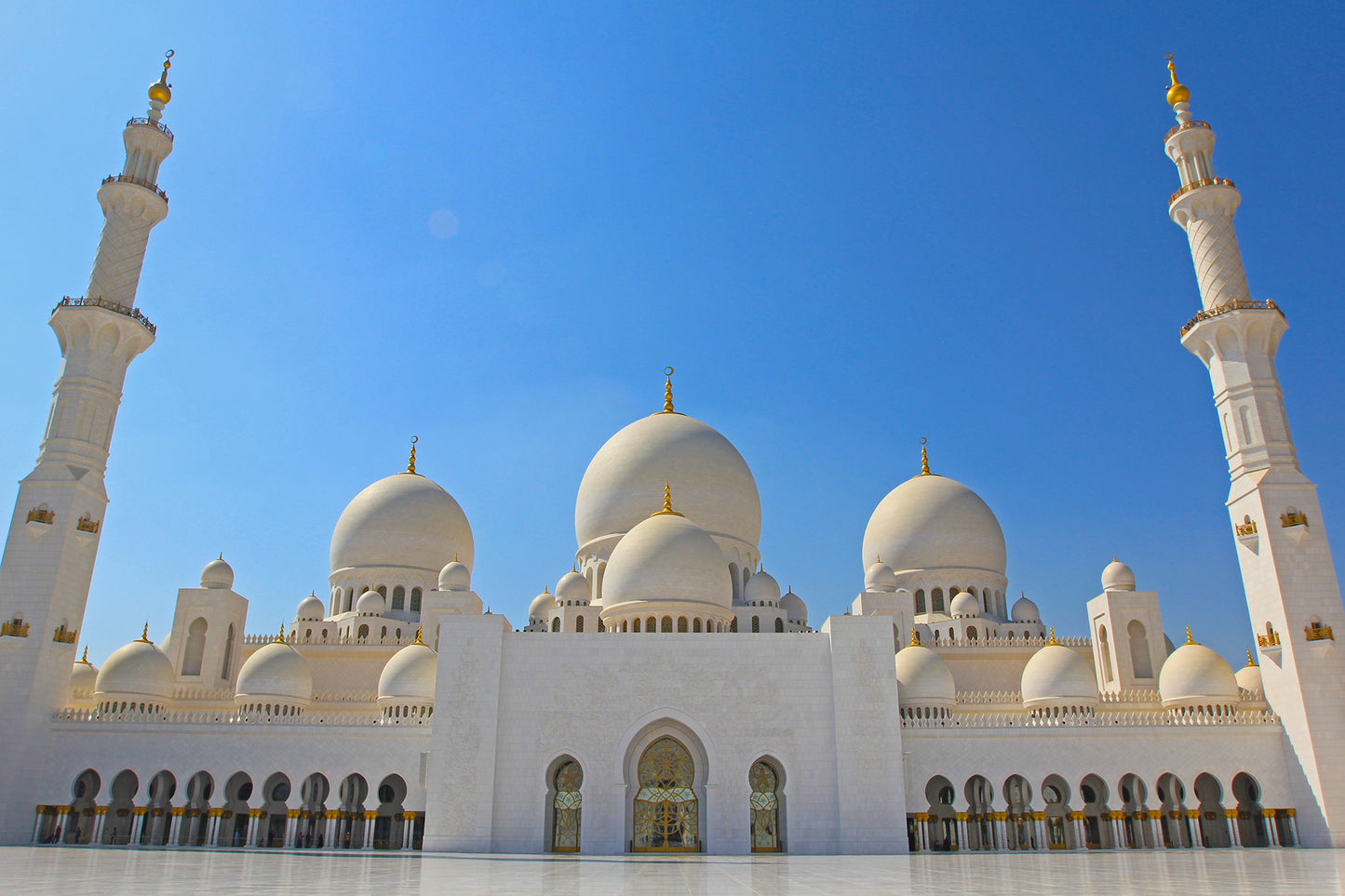 Экскурсия по Абу-Даби на целый день с посещением большой мечети шейха Зайда, парка Феррари Уорлд, острова Яс, набережной и волноломов, дворца Эмирейтс из Абу-Даби
