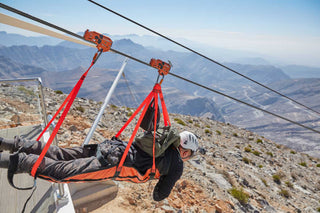 Jebel Jais zipline'ında gezen adam