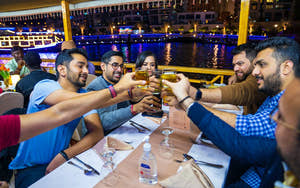 Gäste genießen ein Abendessen an Bord der Marina Sunset Dhow Cruise