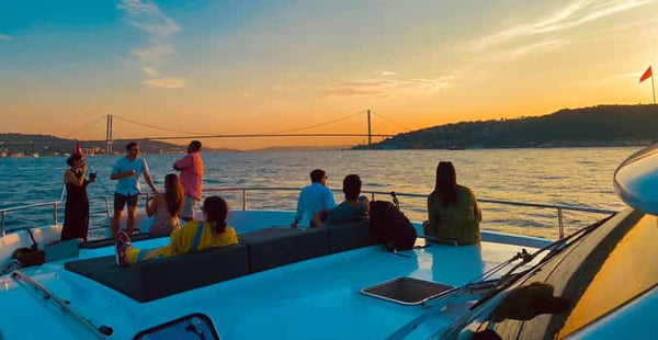 Istanbul Bosphorus Sunset Yacht Cruise with Snacks