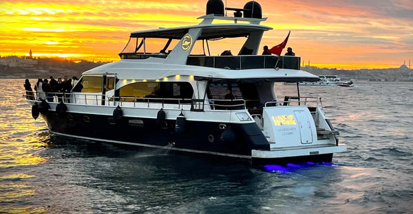 Istanbul Bosphorus Sunset Yacht Cruise with Snacks