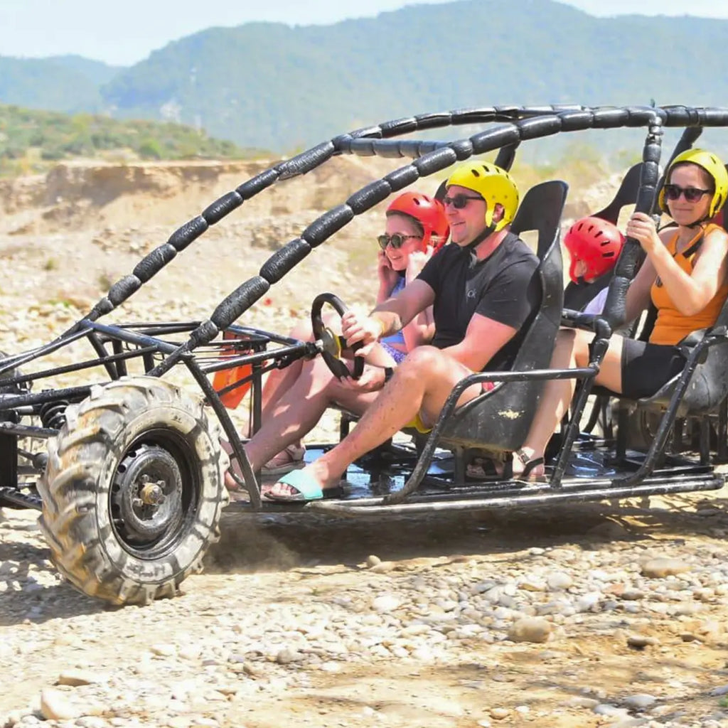 Люди за рулем квадроцикла-багги в Алании