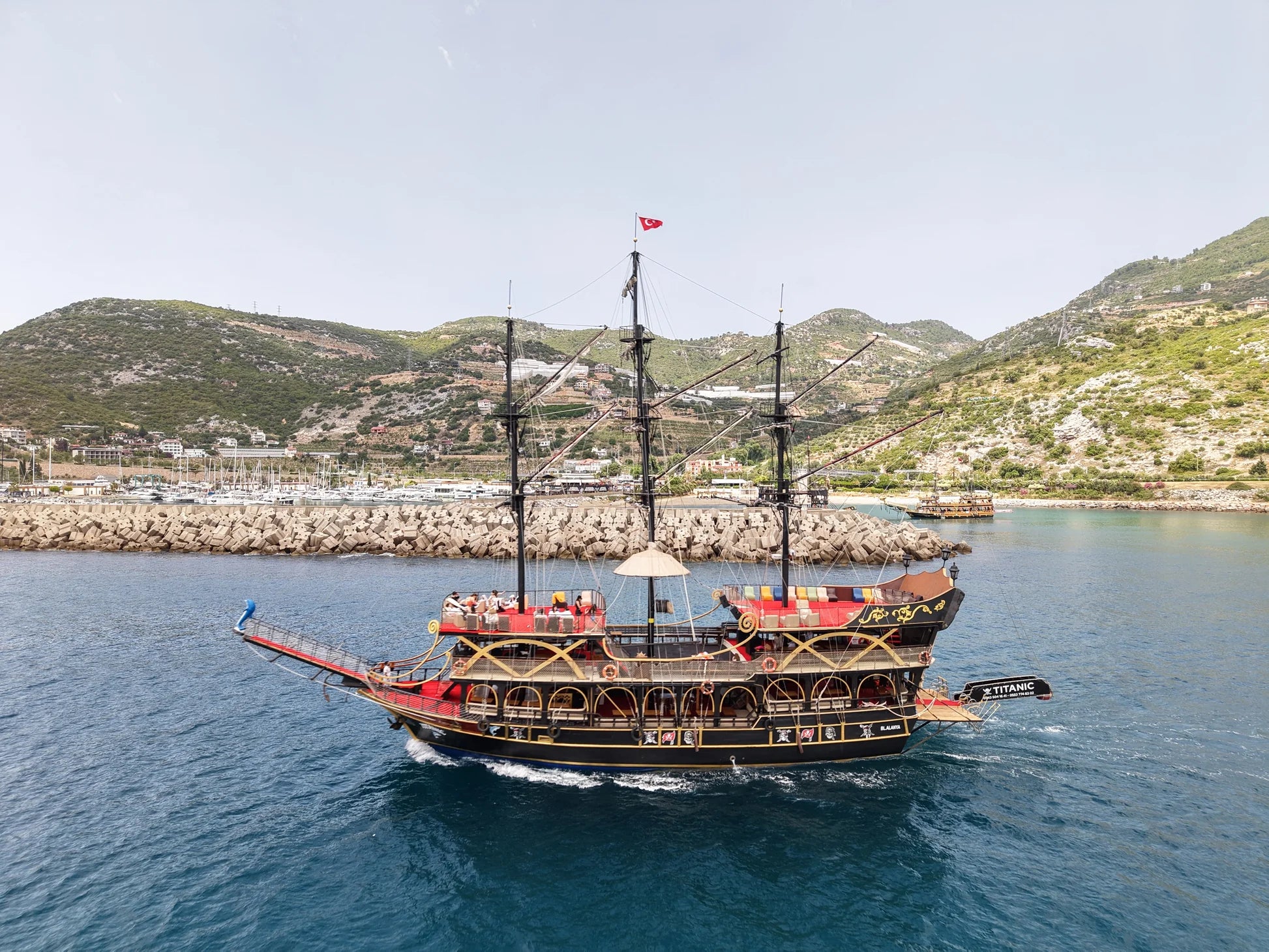 Okyanusta Yelken Açan Korsan Teknesi