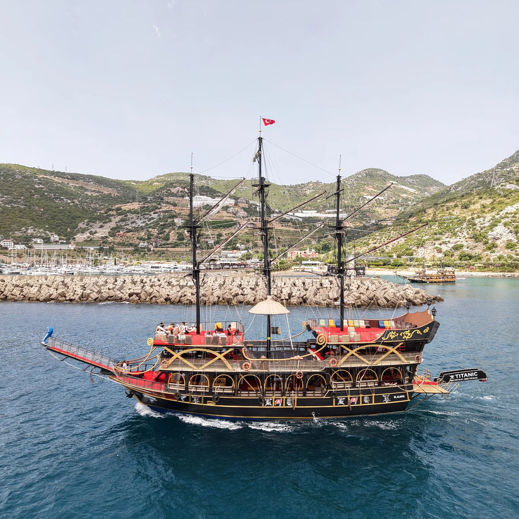 Okyanusta Yelken Açan Korsan Teknesi