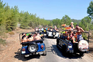 Люди на джипах в Алании