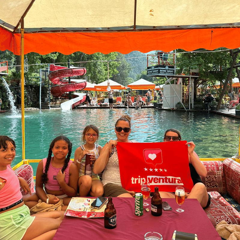 Bir gölün kenarında oturan insanlar