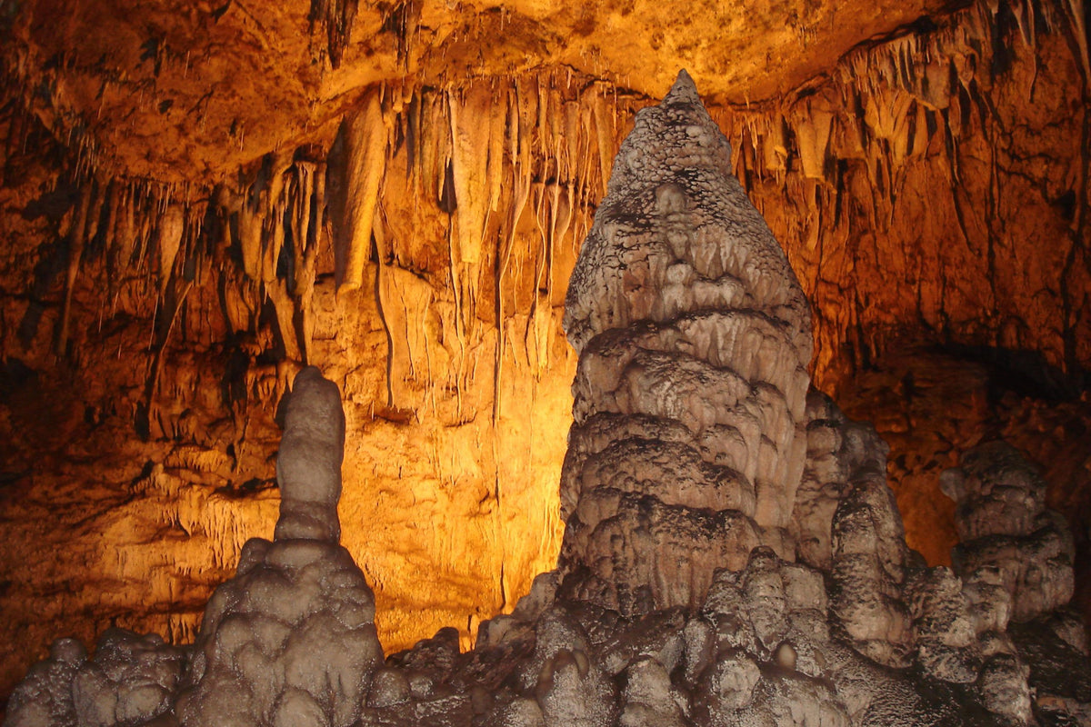  Dim Cave Explorer