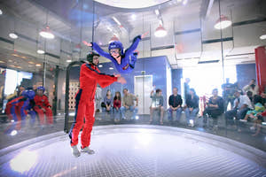 Barn i IFly indendørs skydive i Dubai