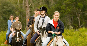 Folk nyder rideture i Taurusbjergene