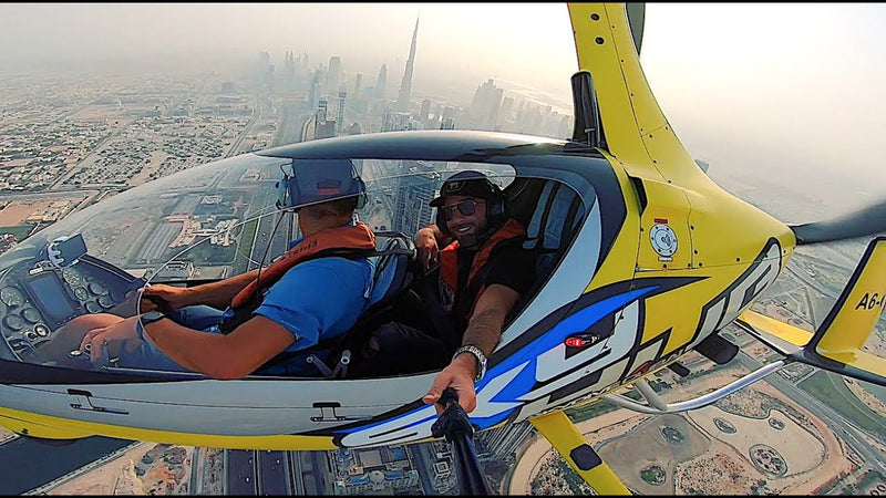 Männer beim Gyrokopterflug
