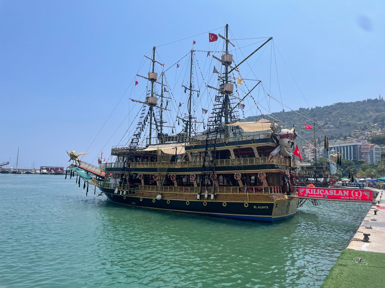 İskeleye yanaşmış korsan teknesi