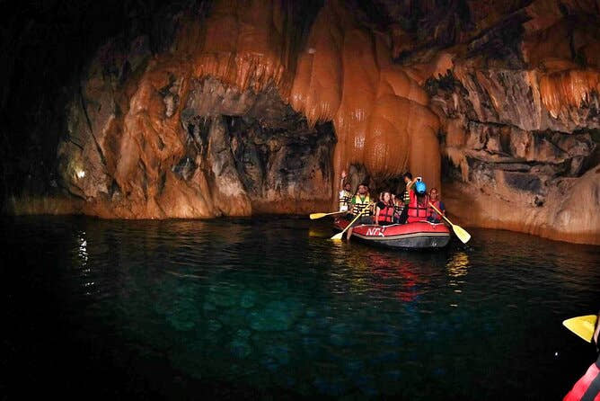 Besucher in der Altinbesik Cave