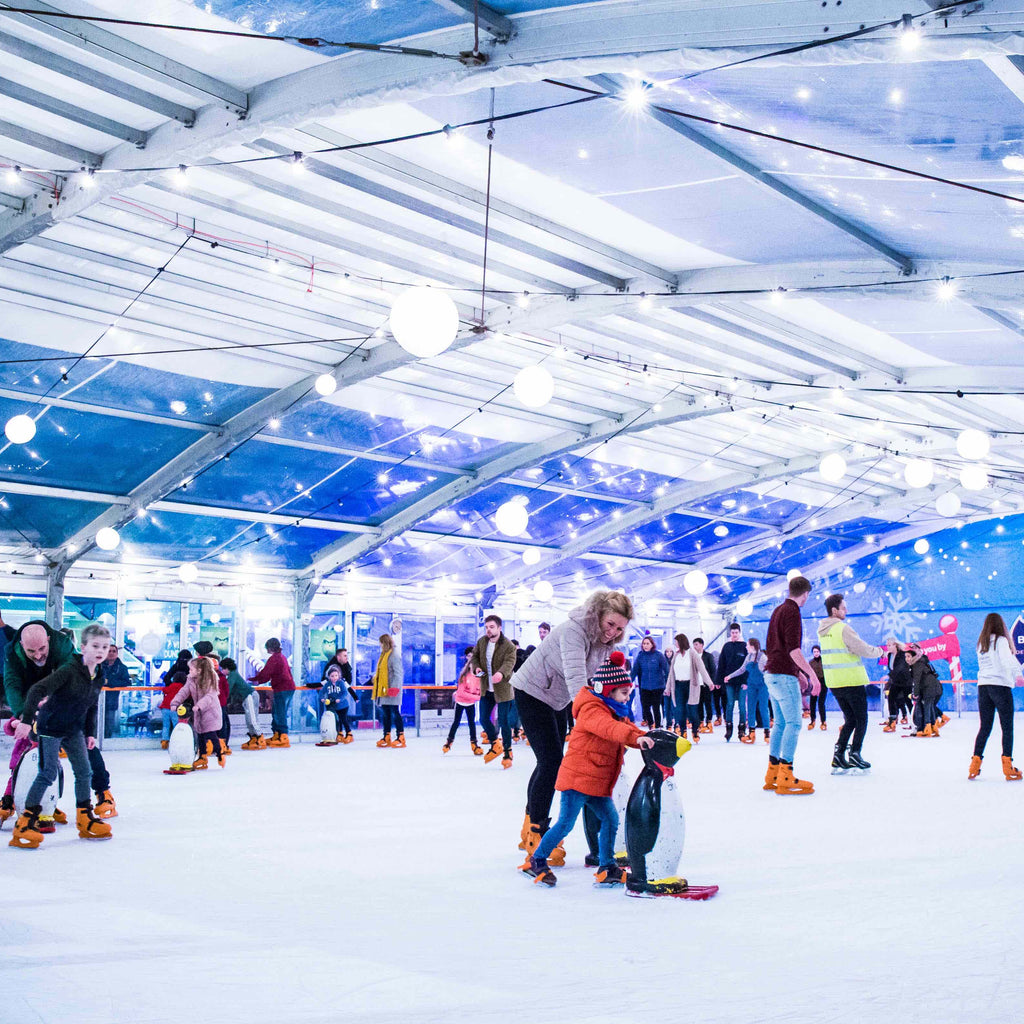 Люди катаются на коньках на катке в Дубае