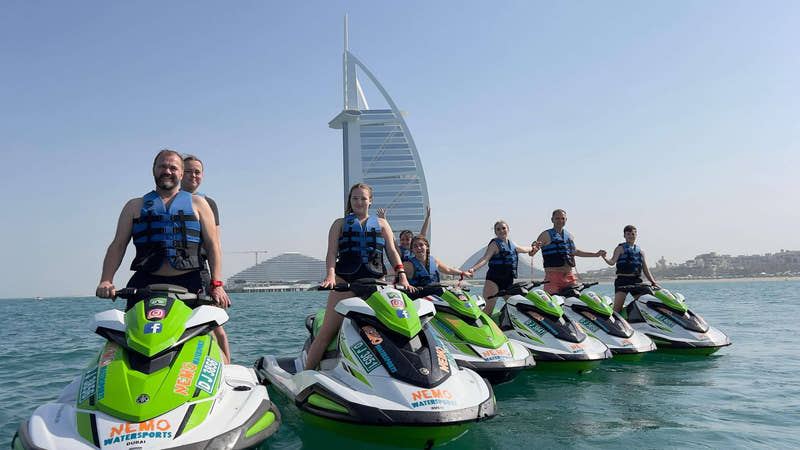 Участники тура на гидроциклах в Дубае, рядом со знаменитым отелем Burj Al Arab.