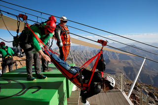 Kadın Jebel Jais zipline'ının keyfini çıkarıyor