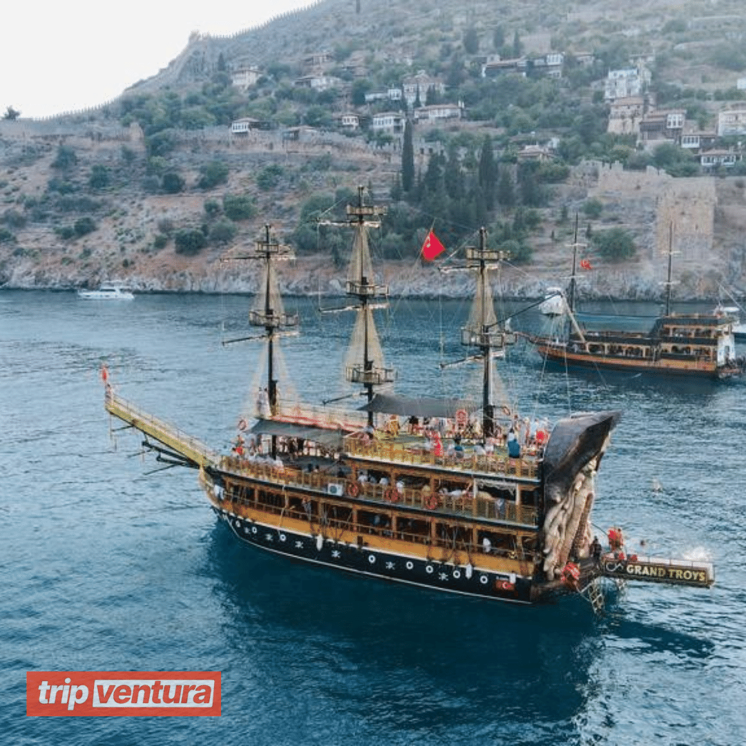 Stunning panoramic view of Alanya’s coastline, featuring the castle and Cleopatra Beach