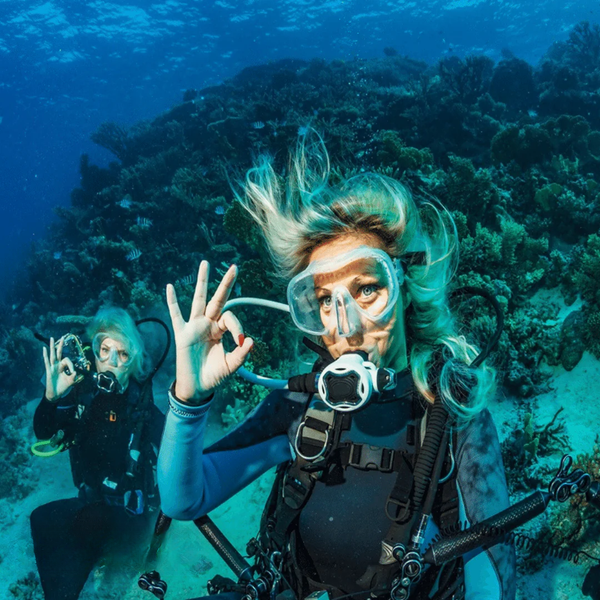 Girls scuba diving in Alanya