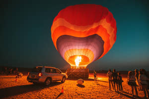 Folk omkring varmluftballon