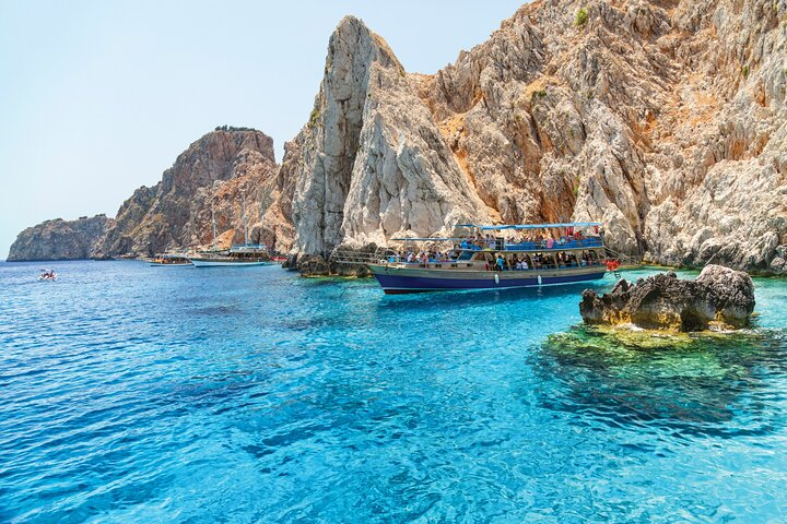 A modern and air-conditioned transfer boat ready to transport guests to the Suluada tour starting point