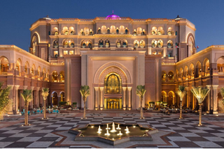 Abu Dabi'deki lüks otel ve simgesel yapı