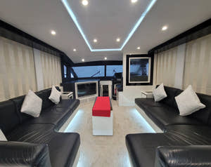 Indersiden af Dubai privat luksusyachtudlejning Majesty 63ft
