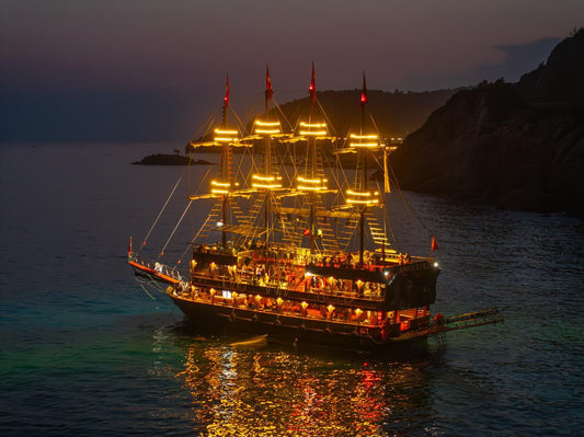 Alanya Sunset Cruise med middag, sodavand og transport
