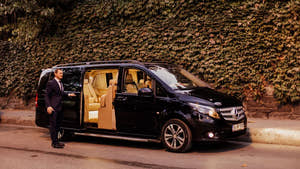 Mercedes minibüsüyle ayakta duran adam