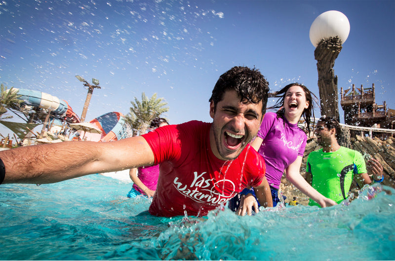 Yas Waterworld Abu Dhabi'de yüzen insanlar