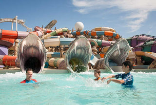 Yas Waterworld Abu Dhabi'de yüzen insanlar
