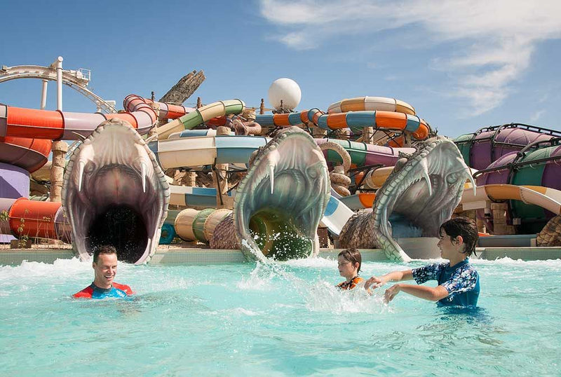Yas Waterworld Abu Dhabi'de yüzen insanlar