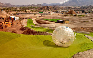 Zorbing i Hatta Wadi Hub