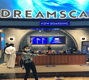Turist ved Dubai Dreamscape VR-oplevelse