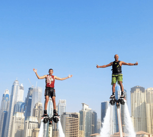 Mænd på flyboard i Dubai