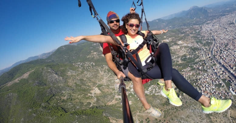 Mädchen beim Paragliding