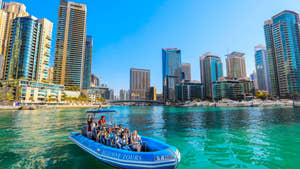 Speedbådstur i Dubai med det ikoniske Burj Al Arab-hotel og byens skyline.