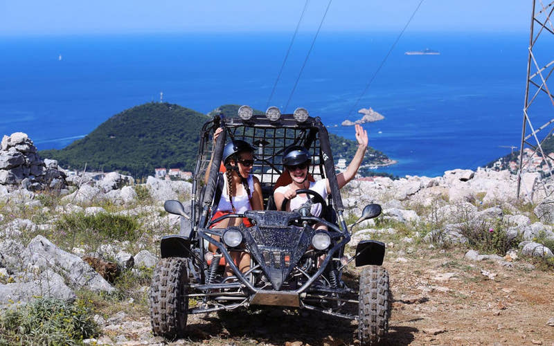 Paar fährt gemeinsam mit einem Buggy
