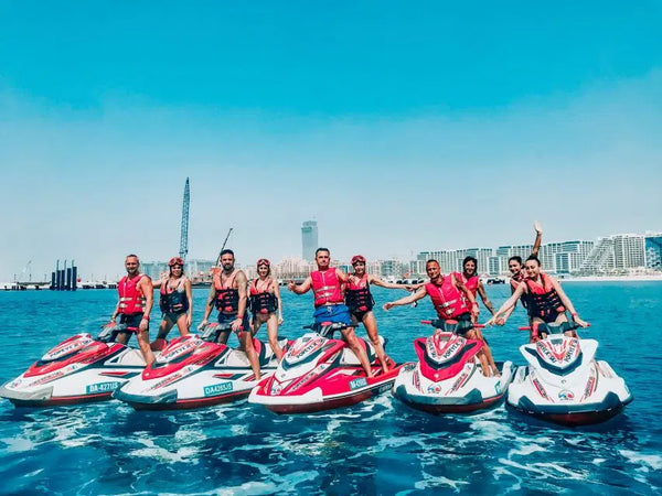 Menschen beim Jet Ski-Fahren an der Marina
