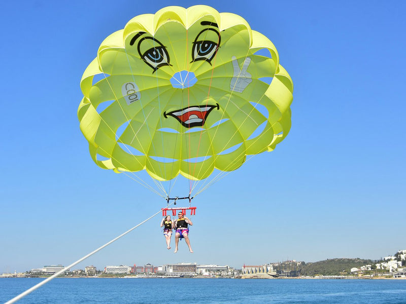 Parasailing'in keyfini çıkaran insanlar