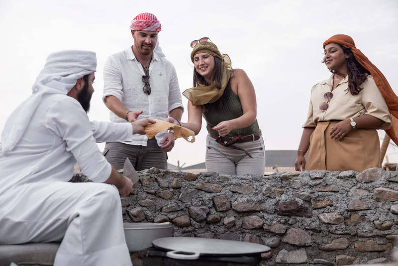 Deltagere lærer om emiratisk kultur og traditioner under turen.