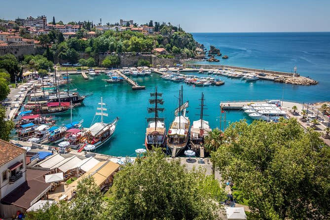 Güneşli bir günde teknelerle liman ve kıyı kasabası manzarası