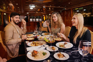 Gæster, der spiser middag på Dubai Marina Dinner Cruise